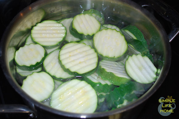 Boiling zucchini slices